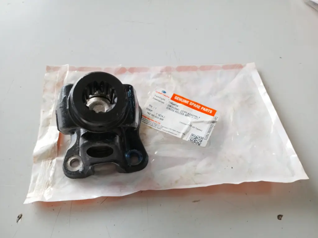UNIVERSAL JOINT ASSEMBLY (CROSS HOLDER WITH YOKE)