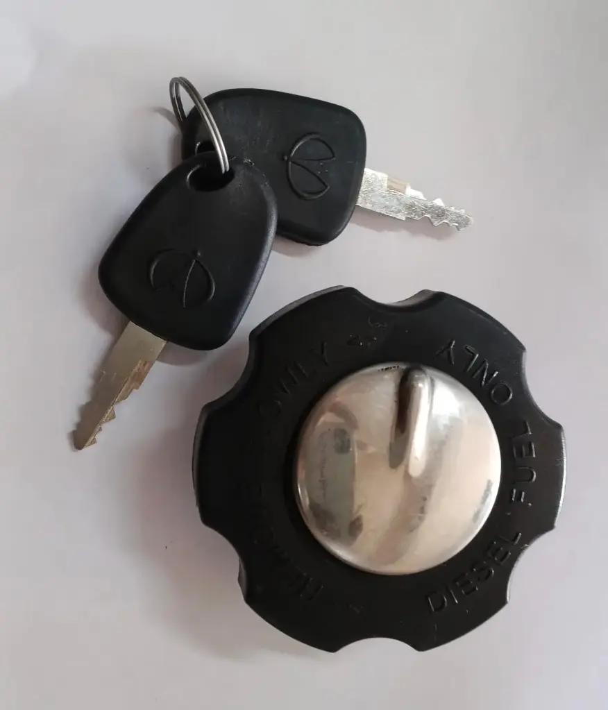 FUEL TANK CAP WITH KEY,